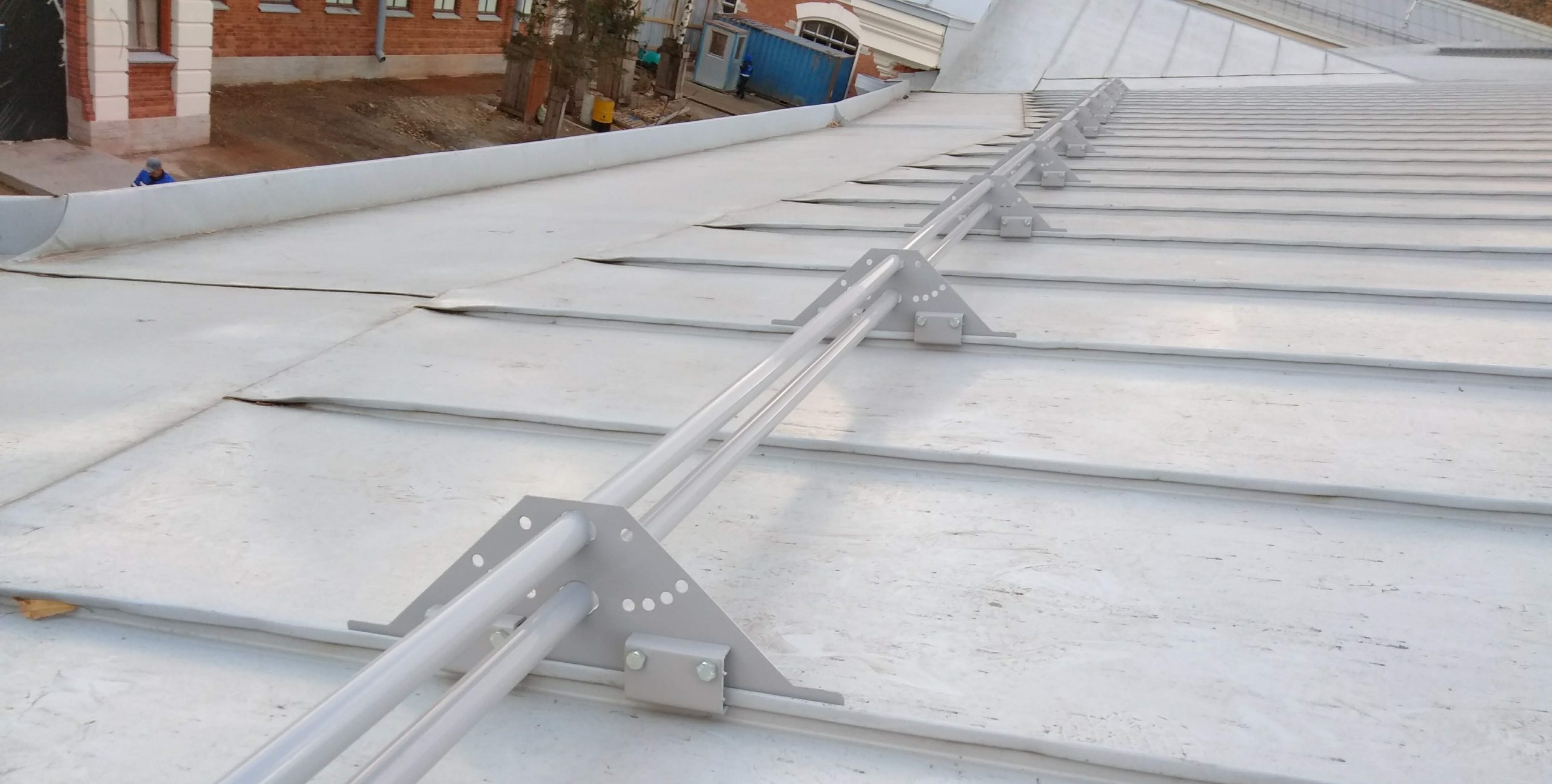 трубчатый снегозадержатель на фальцевую кровлю трубчатый снегозадержатель на фальцевую кровлю ПК стройсистема