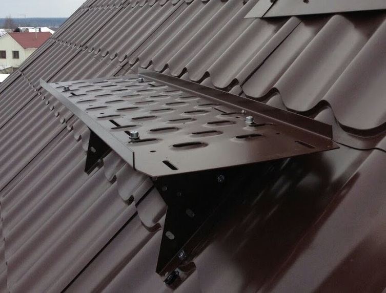 Кровельный мостик на металлочерепицу Переходной мостик на металлочерепицу