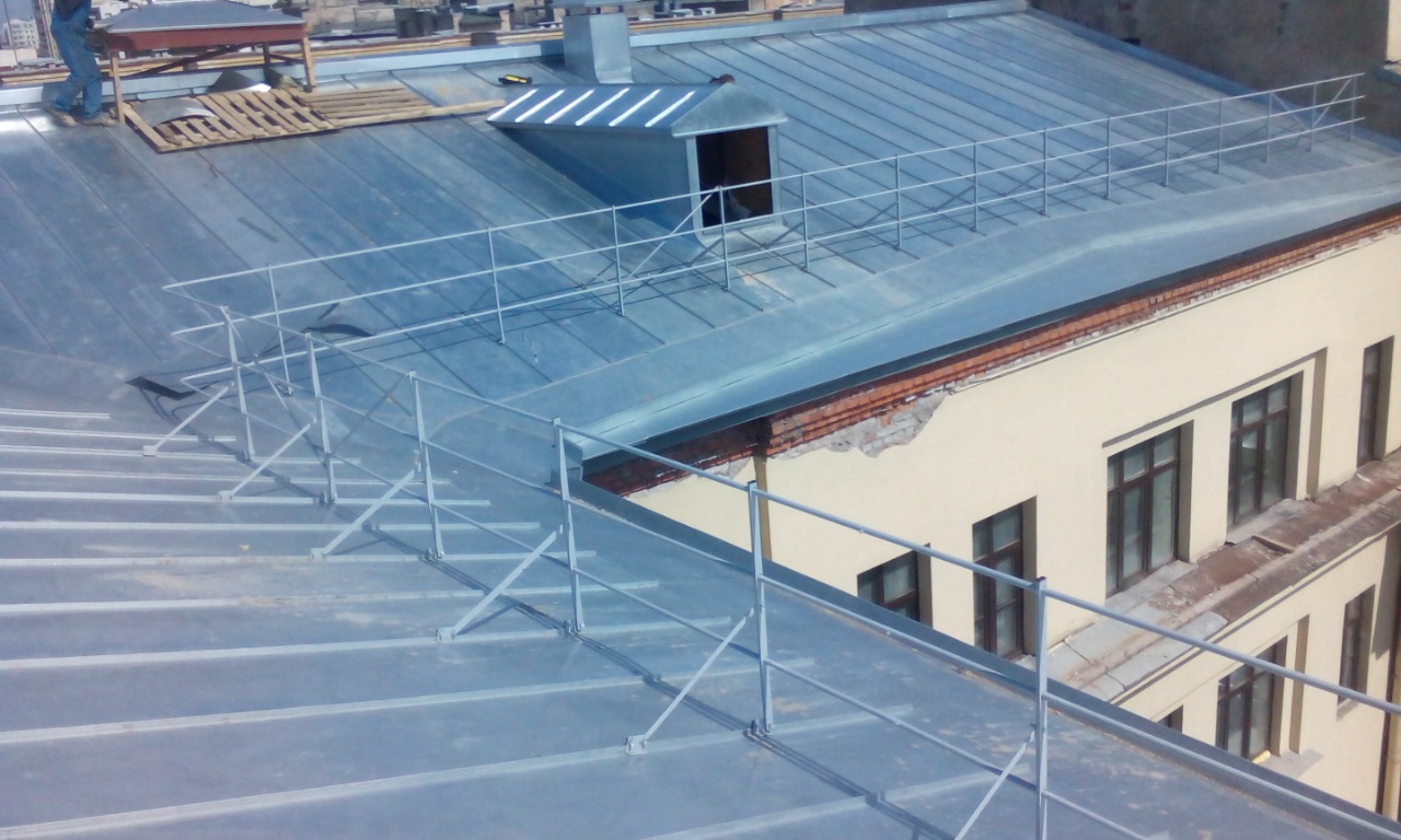 Монтаж кровельного ограждения на фальц Монтаж кровельного ограждения на фальцевую кровлю