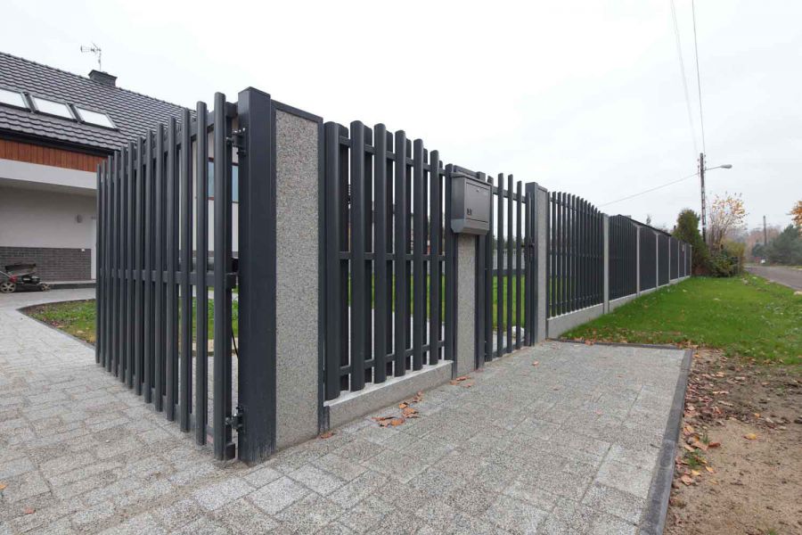 забор из металлического штакетника забор из евроштакетника